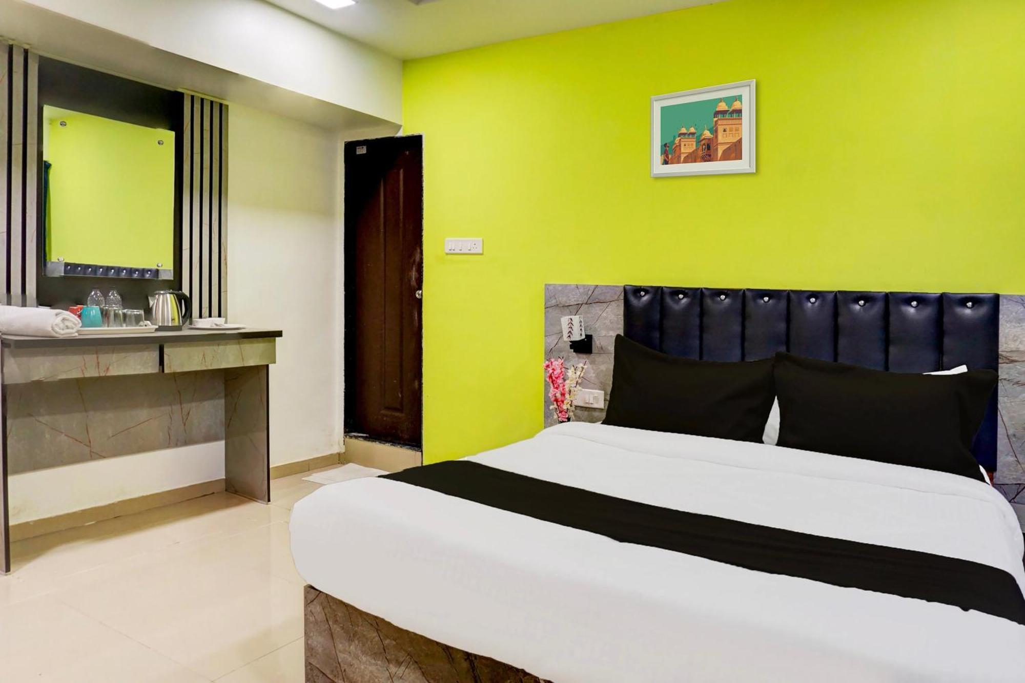 Super Collection O Vardhan Plaza Yerandwane Exterior foto