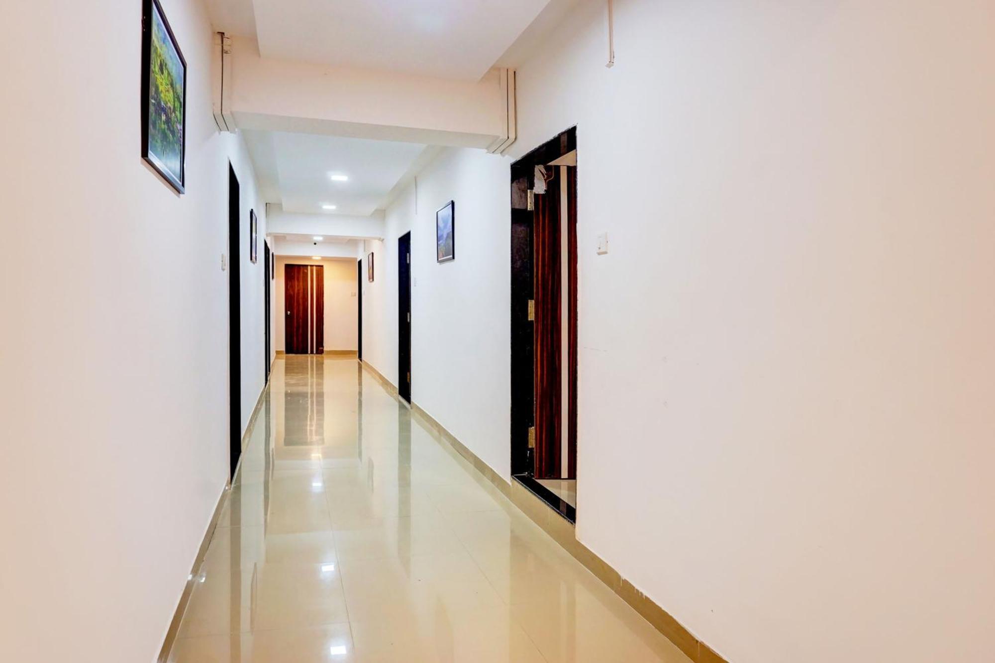 Super Collection O Vardhan Plaza Yerandwane Exterior foto