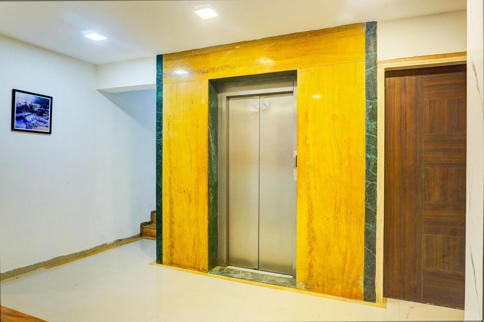 Super Collection O Vardhan Plaza Yerandwane Exterior foto
