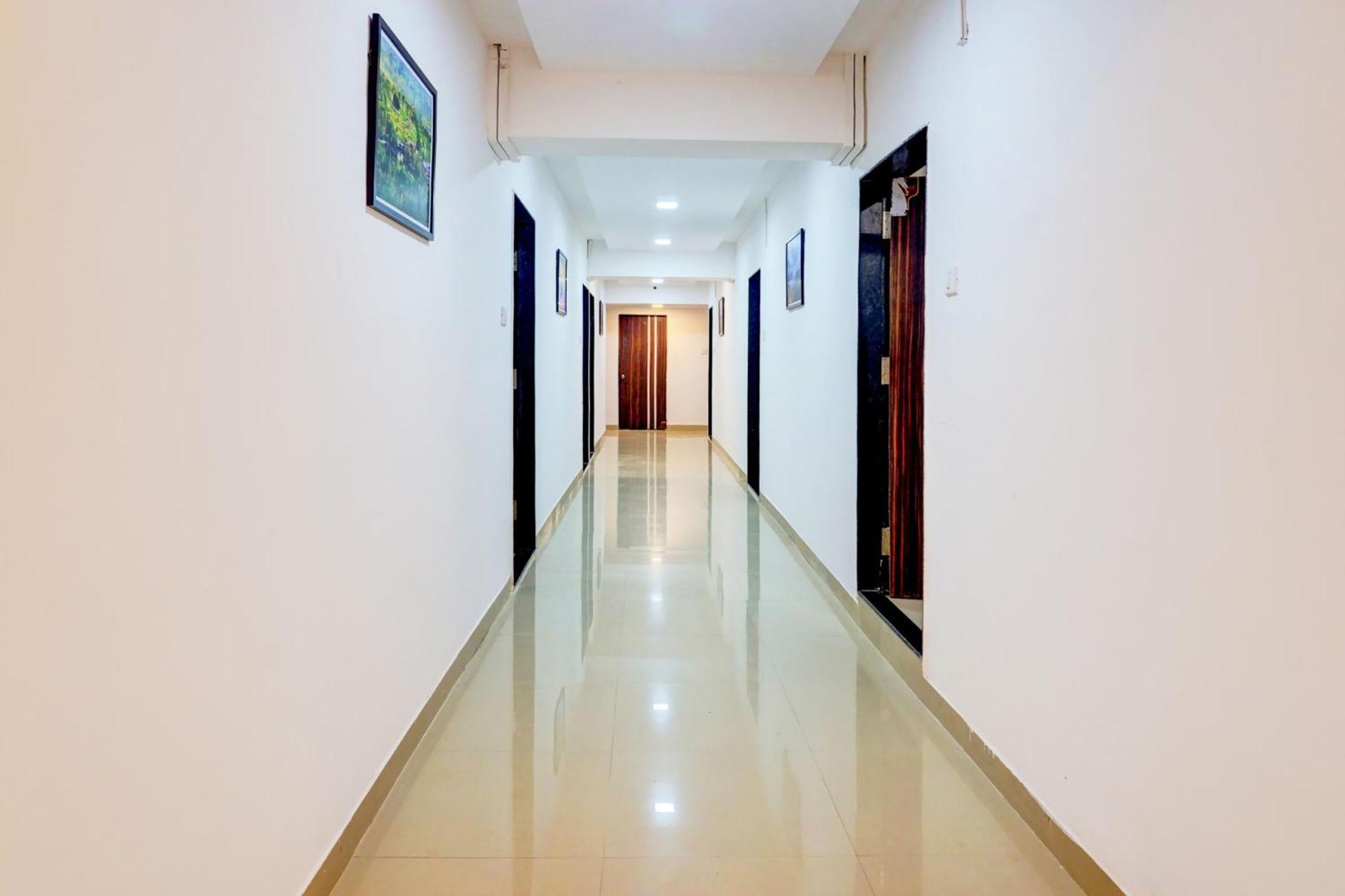 Super Collection O Vardhan Plaza Yerandwane Exterior foto