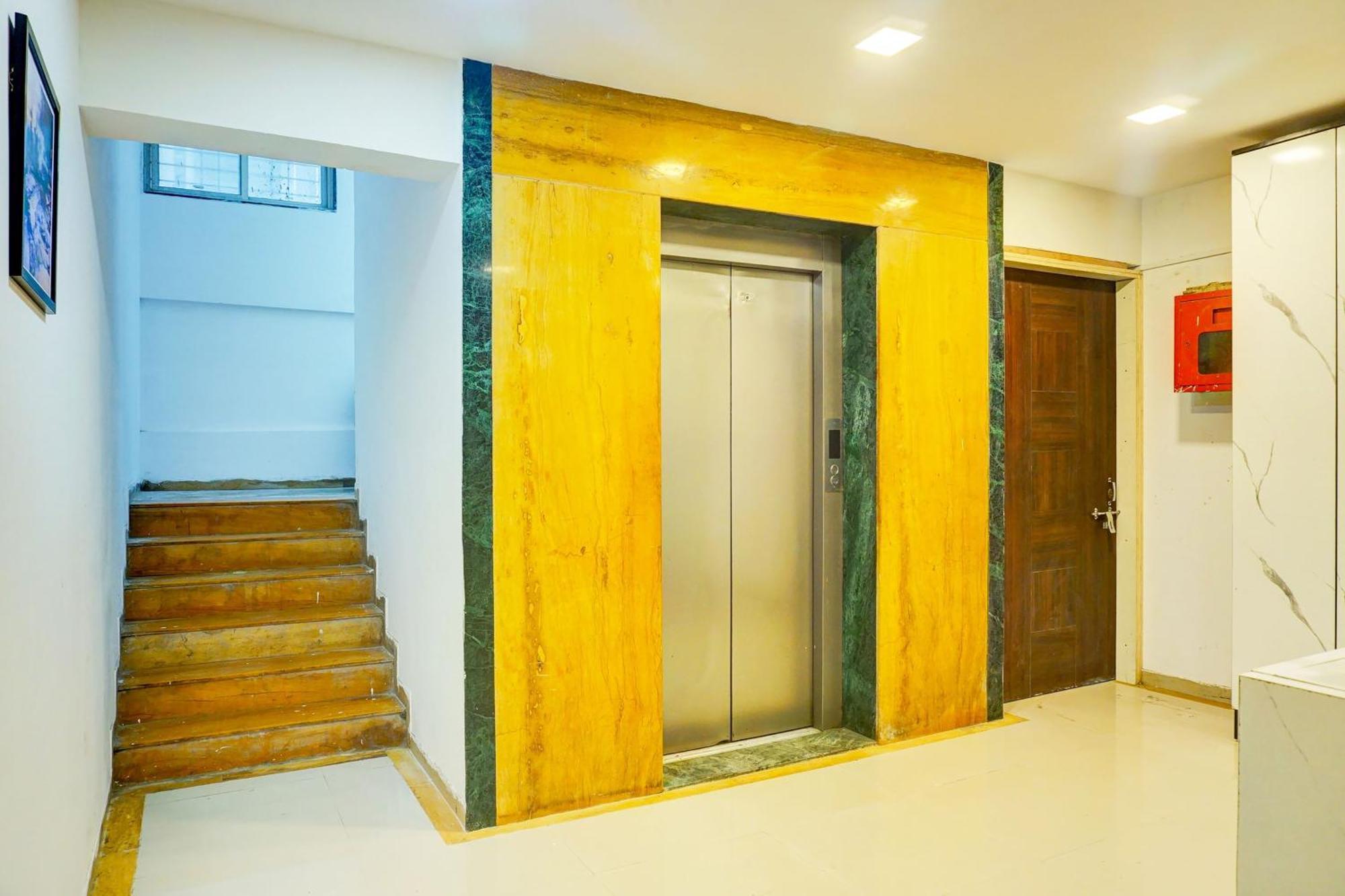 Super Collection O Vardhan Plaza Yerandwane Exterior foto