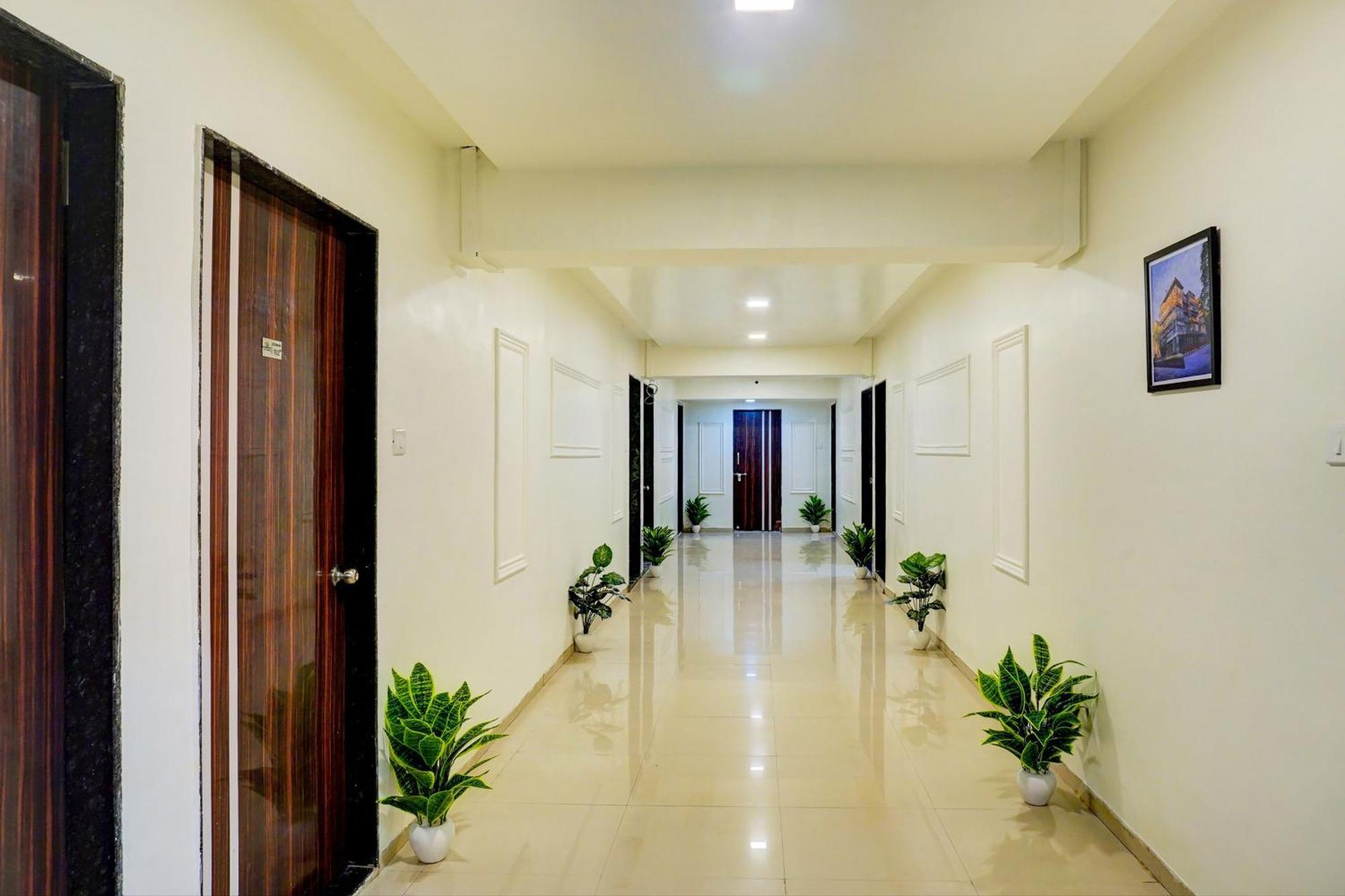 Super Collection O Vardhan Plaza Yerandwane Exterior foto