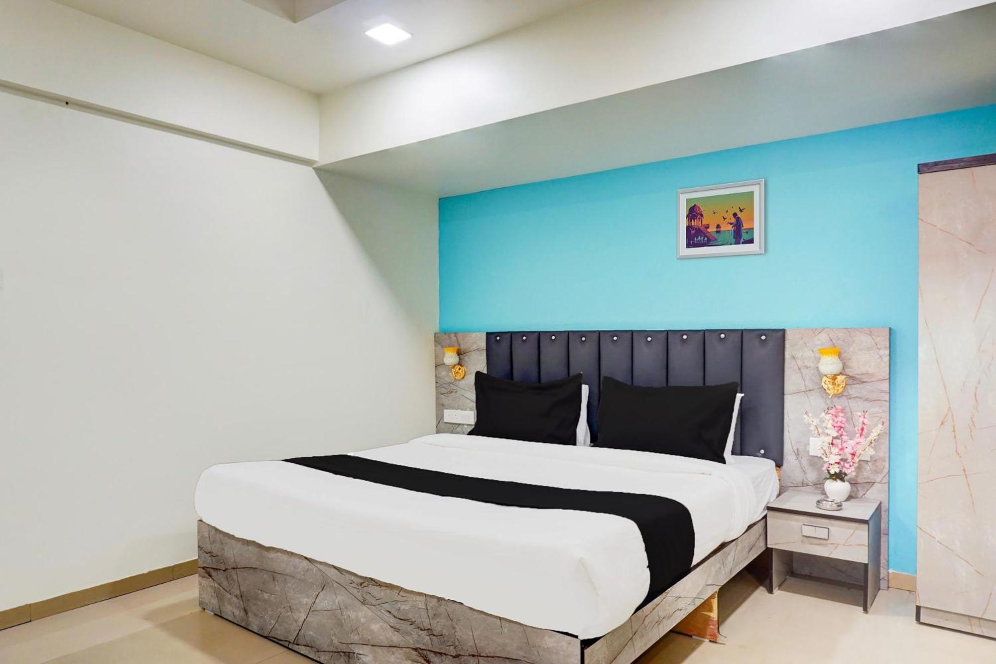 Super Collection O Vardhan Plaza Yerandwane Exterior foto